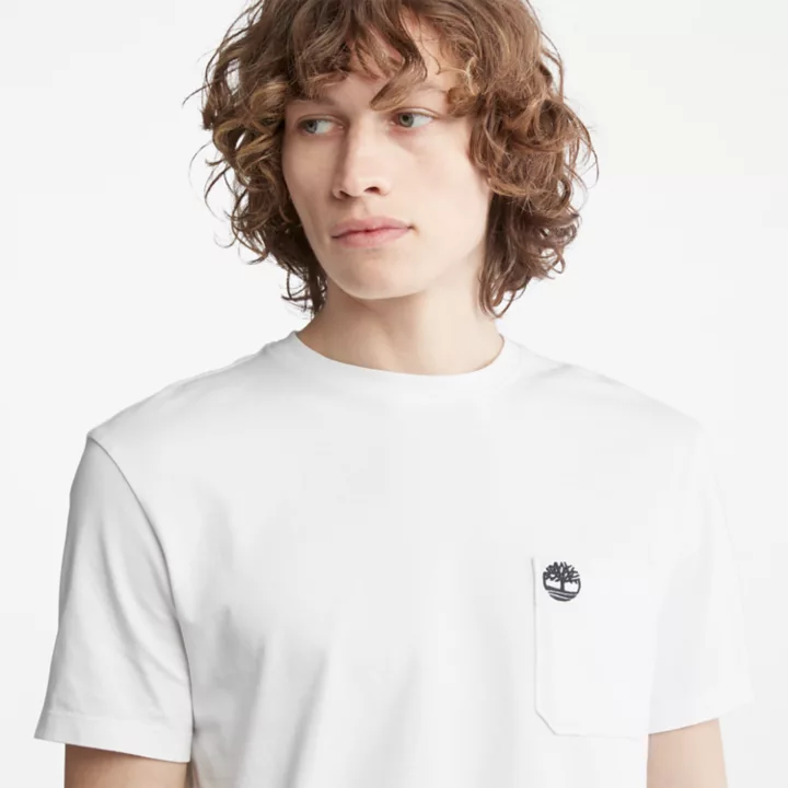 Camiseta masculina Dunstan River Pocket na cor branca.