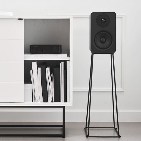 Essentials STEL 57 – stijlvolle en discrete luidsprekerstandaard