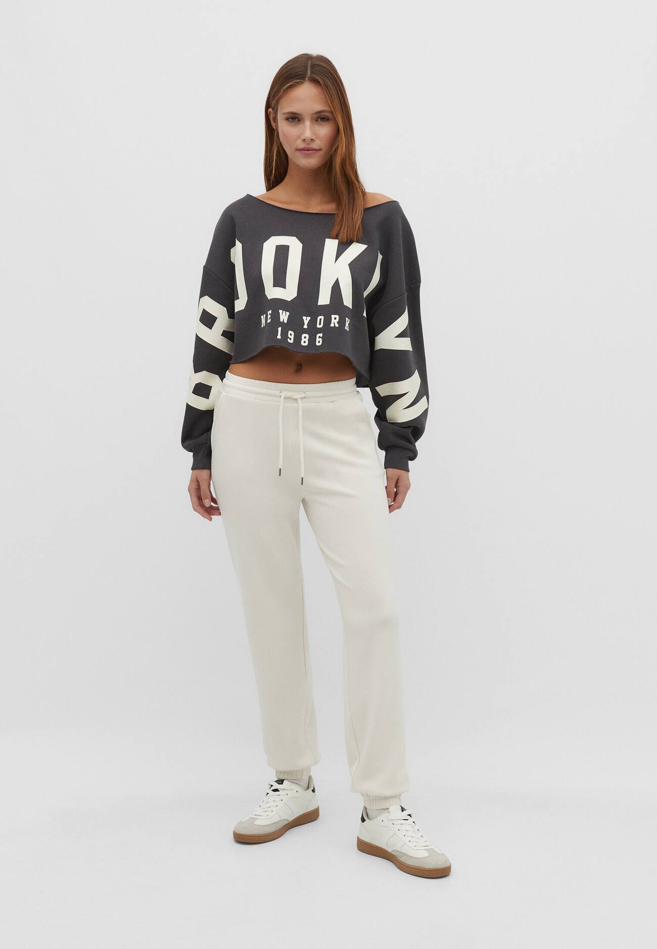 Moletom cropped com decote canoa