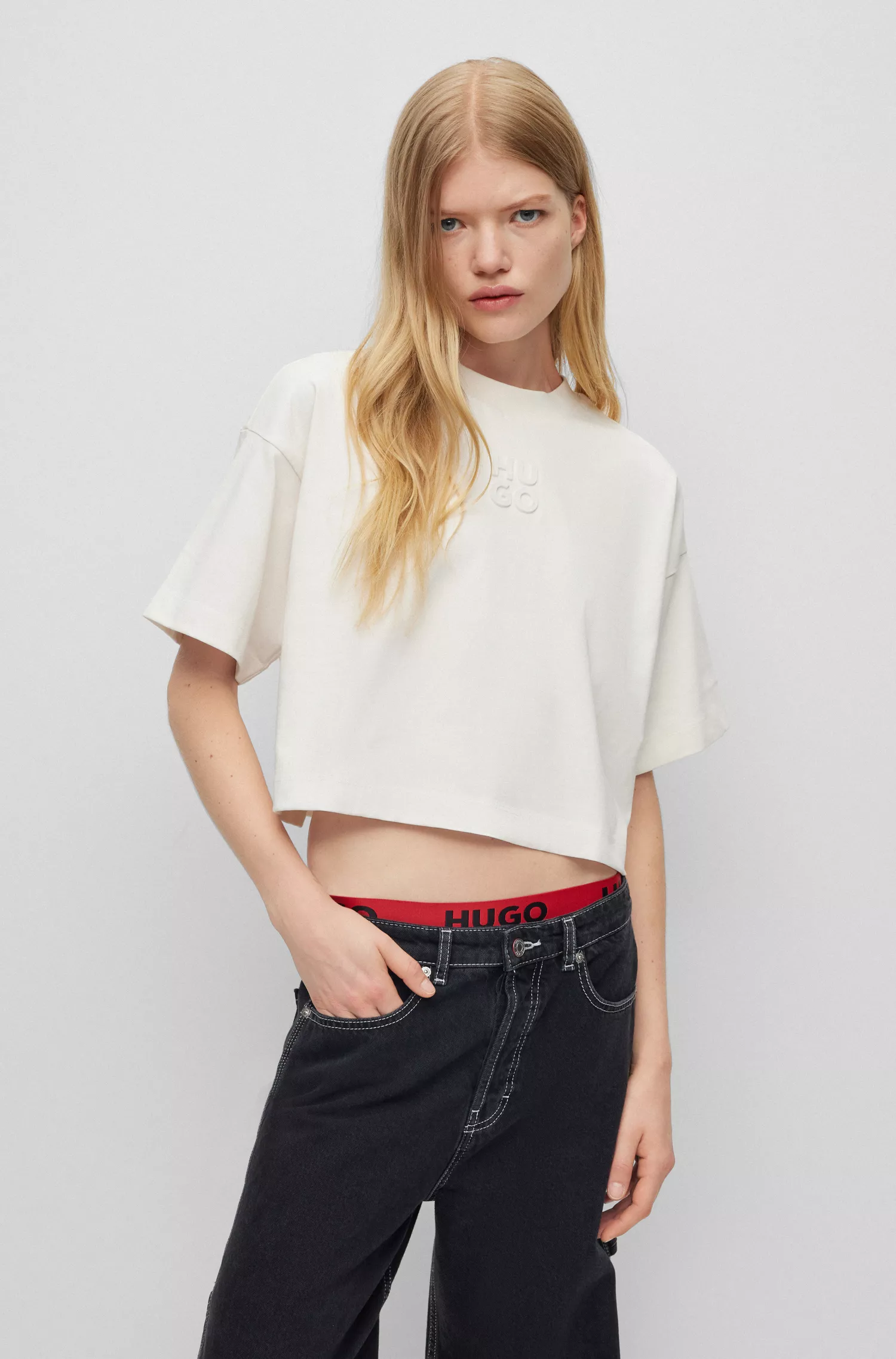 Camiseta cropped vermelha HUGO de algodão com modelagem relaxada e detalhe do logo.