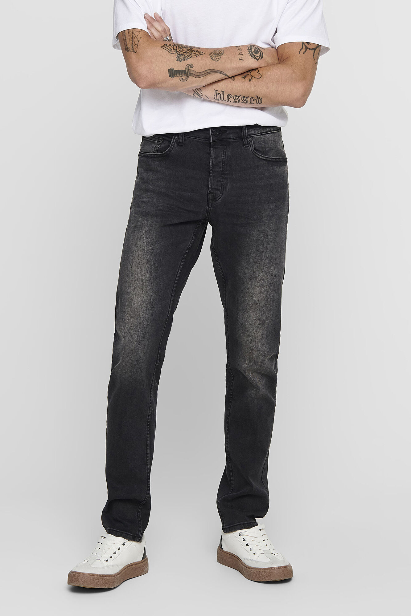 calça jeans de corte justo