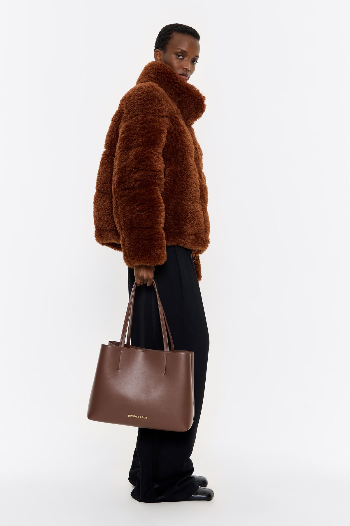 Bolsa grande estilo Chihuahua em couro cor mocha.