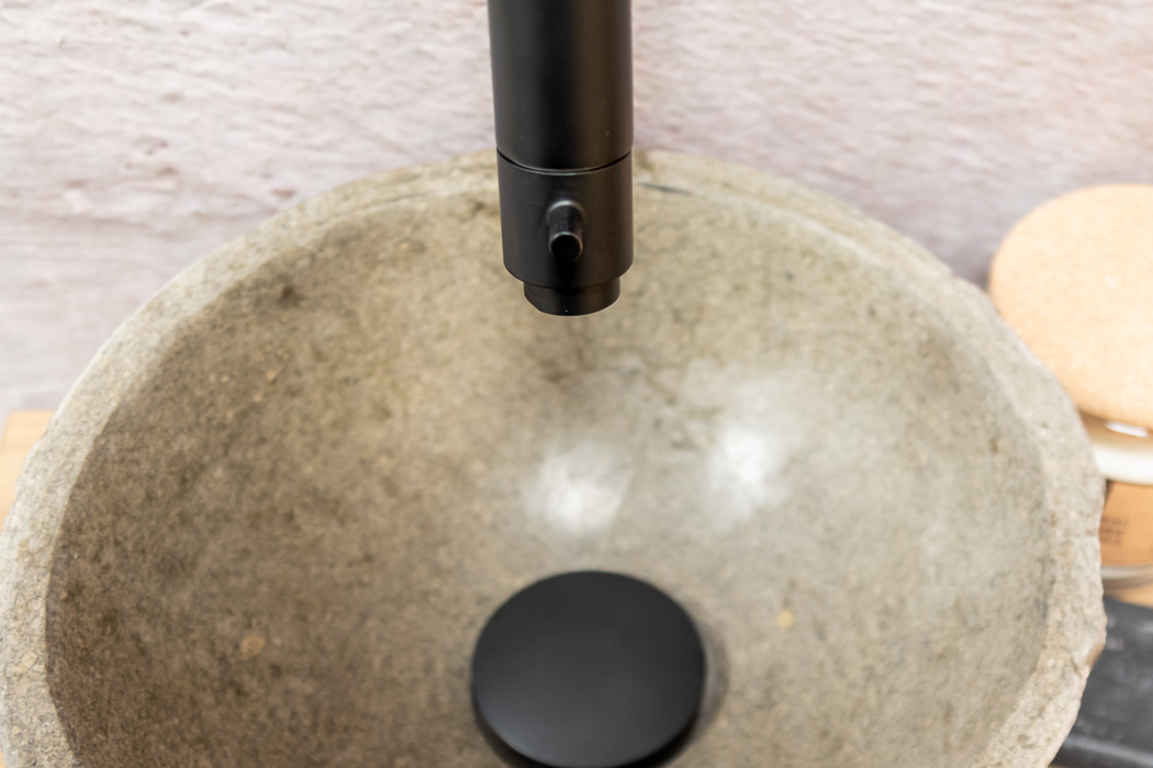 Saniclear Seba fonteinset met bruin eiken plank, rivierstenen waskom en zwarte kraan voor in het toilet