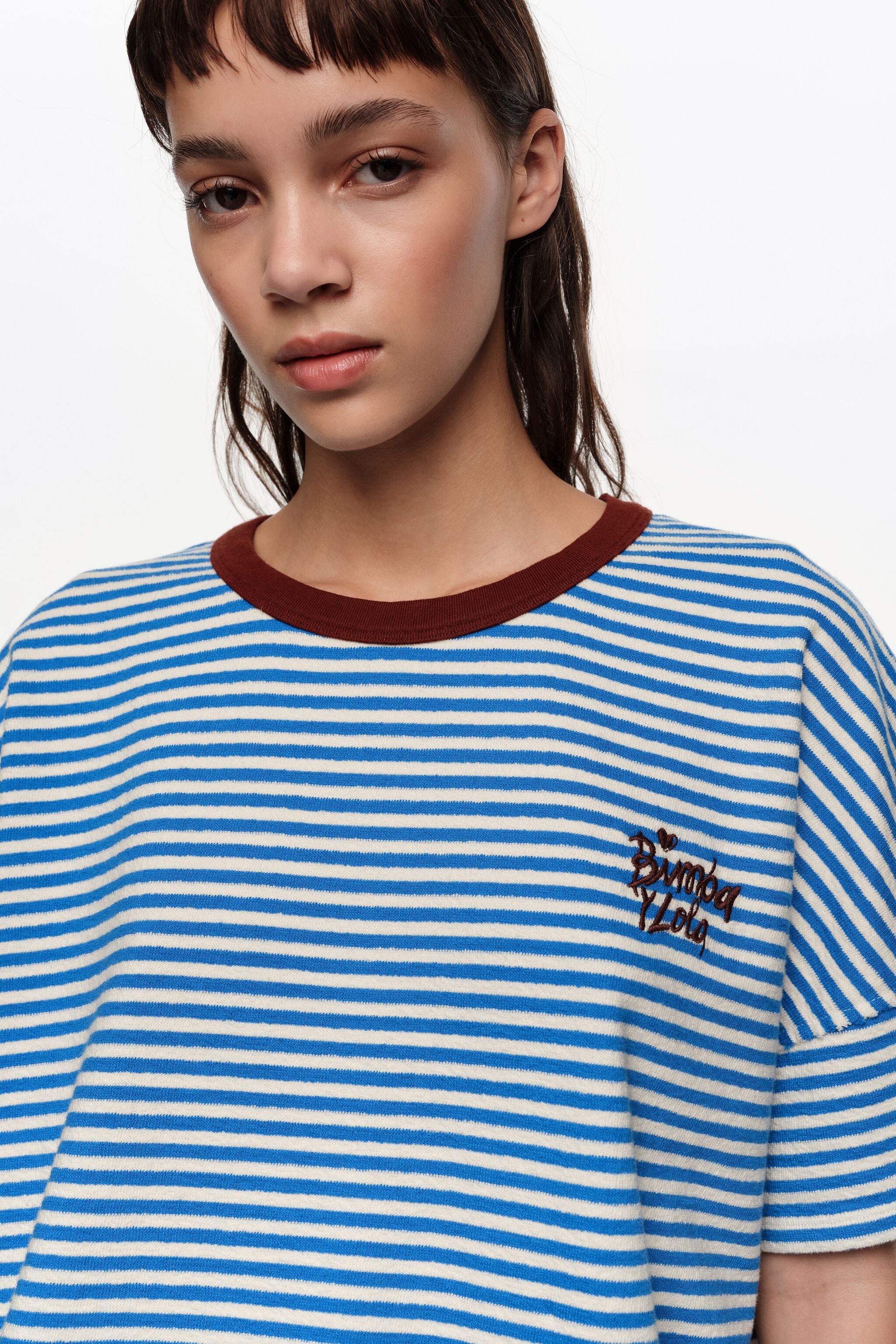 Camiseta azul com detalhes contrastantes em viés