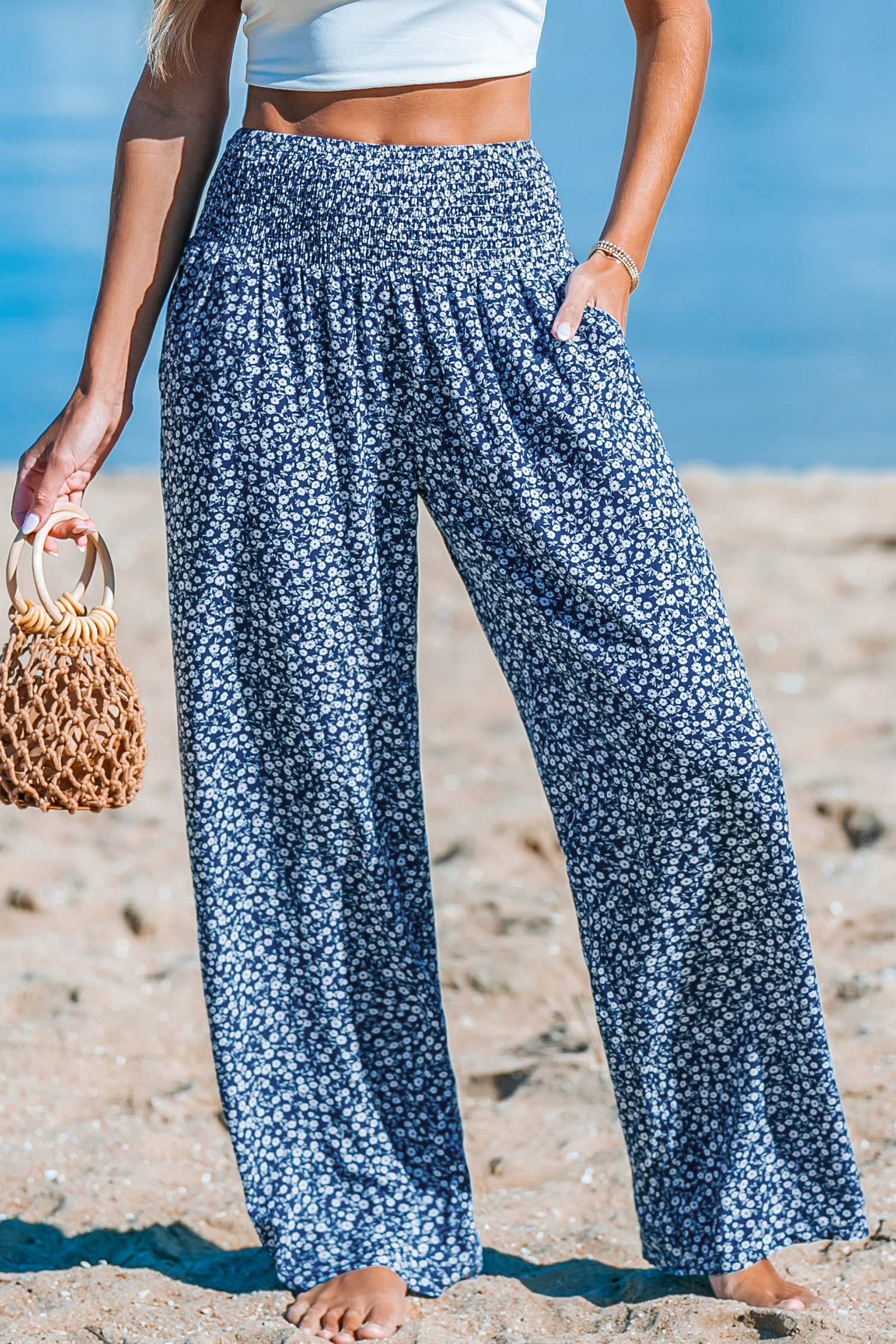 Pantalon fleuri à jambes larges et taille à smocks