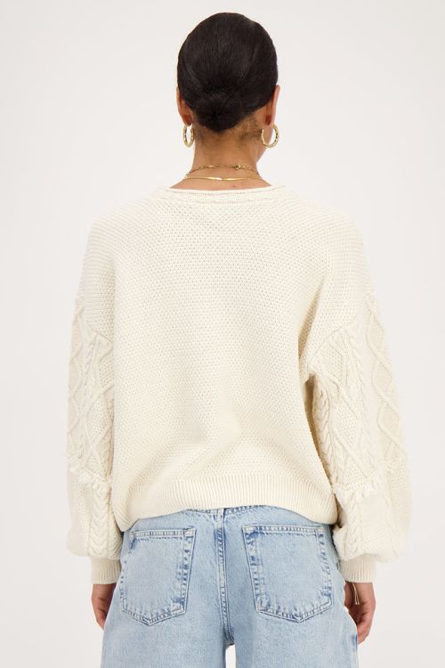 Beige trui met jacquard mouwen