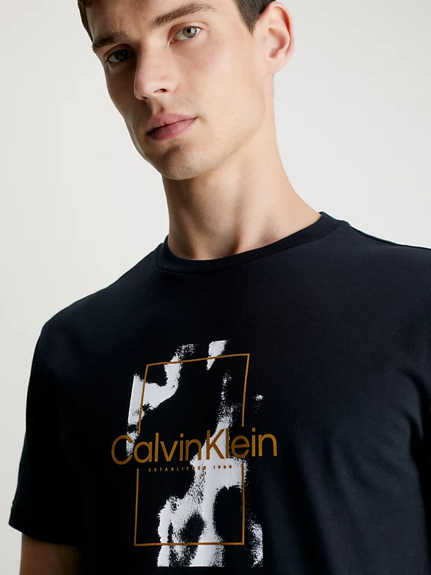 Camiseta com logotipo camuflado
