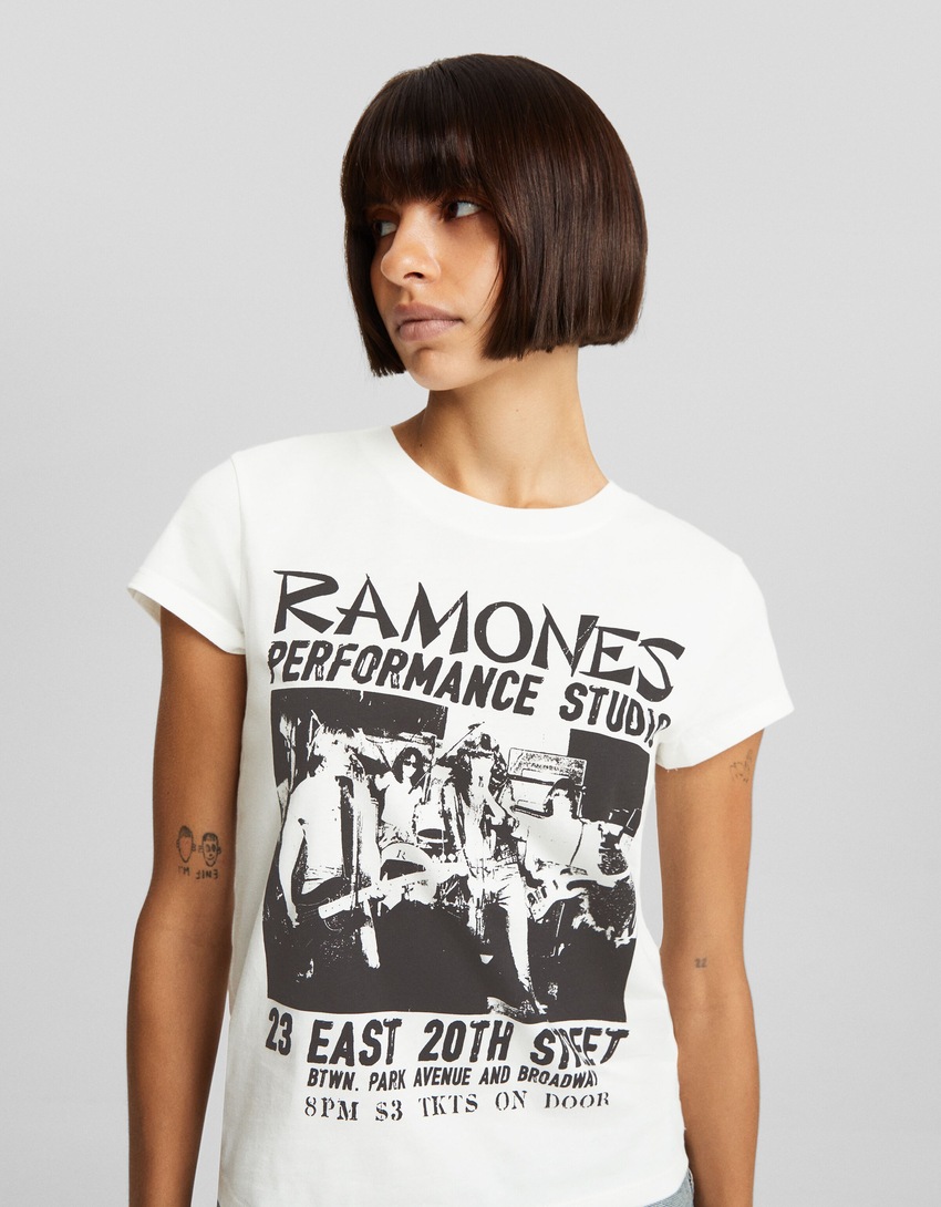 Camiseta de manga curta com estampa dos Ramones