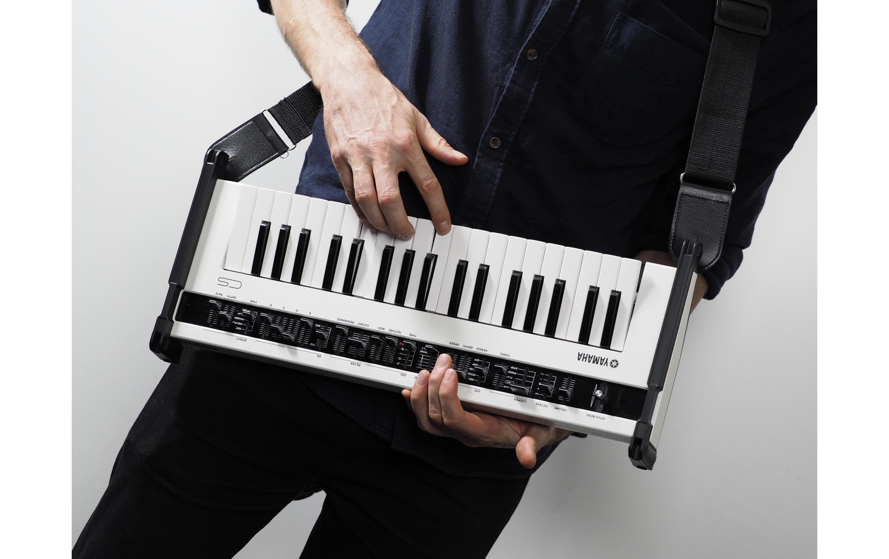 Synthesizer Reface YC<br>Portables Keyboard mit Mini-Tastatur, integrierten Lautsprechern und professionellen Anschlüssen