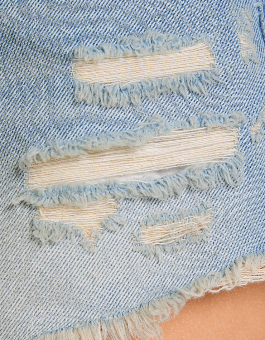 Shorts jeans vintage com rasgos