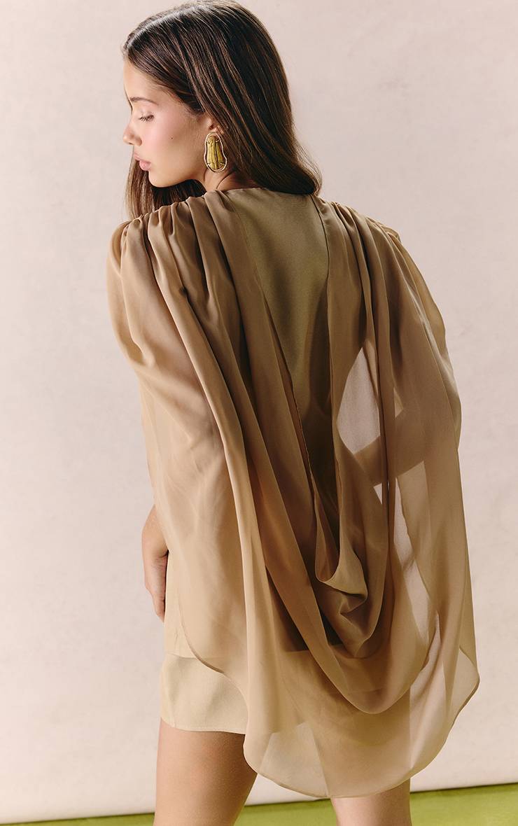 Sable Ensemble Coordonné Blazer Tissé À Décolleté Plongeant Avec Cape En Mousseline Et Dos Drapé