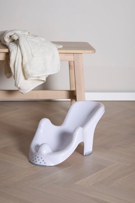 Beemoo CARE Badebalje med Stativ Inkl. Badestøtte & Badekåpe, White/Grey