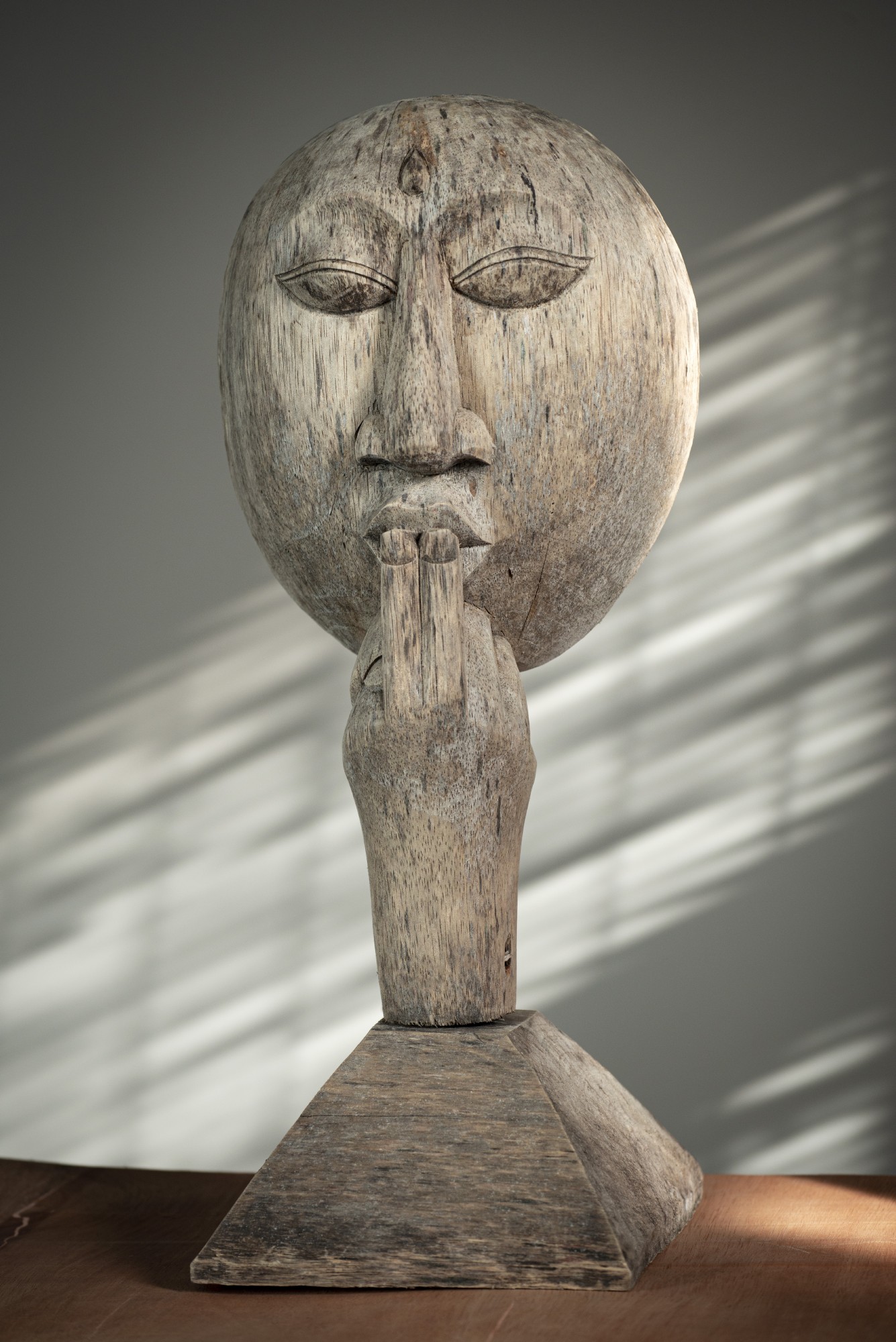 Holz-Skulptur 'Kuss', natur, H 47 cm, B 23 cm, L 20 cm von fischer's lagerhaus