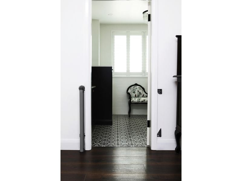 DREAMBABY Türschutzgitter Glide n Hide 60 cm - 140 cm Grau Einziehbares Türschutzgitter zum Anschrauben