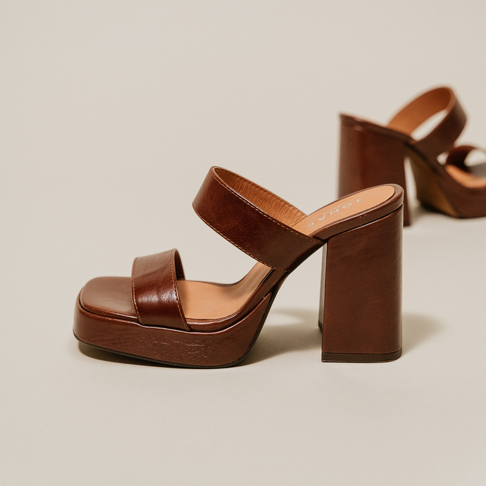 Mules à plateformes et brides  en cuir vieilli marron