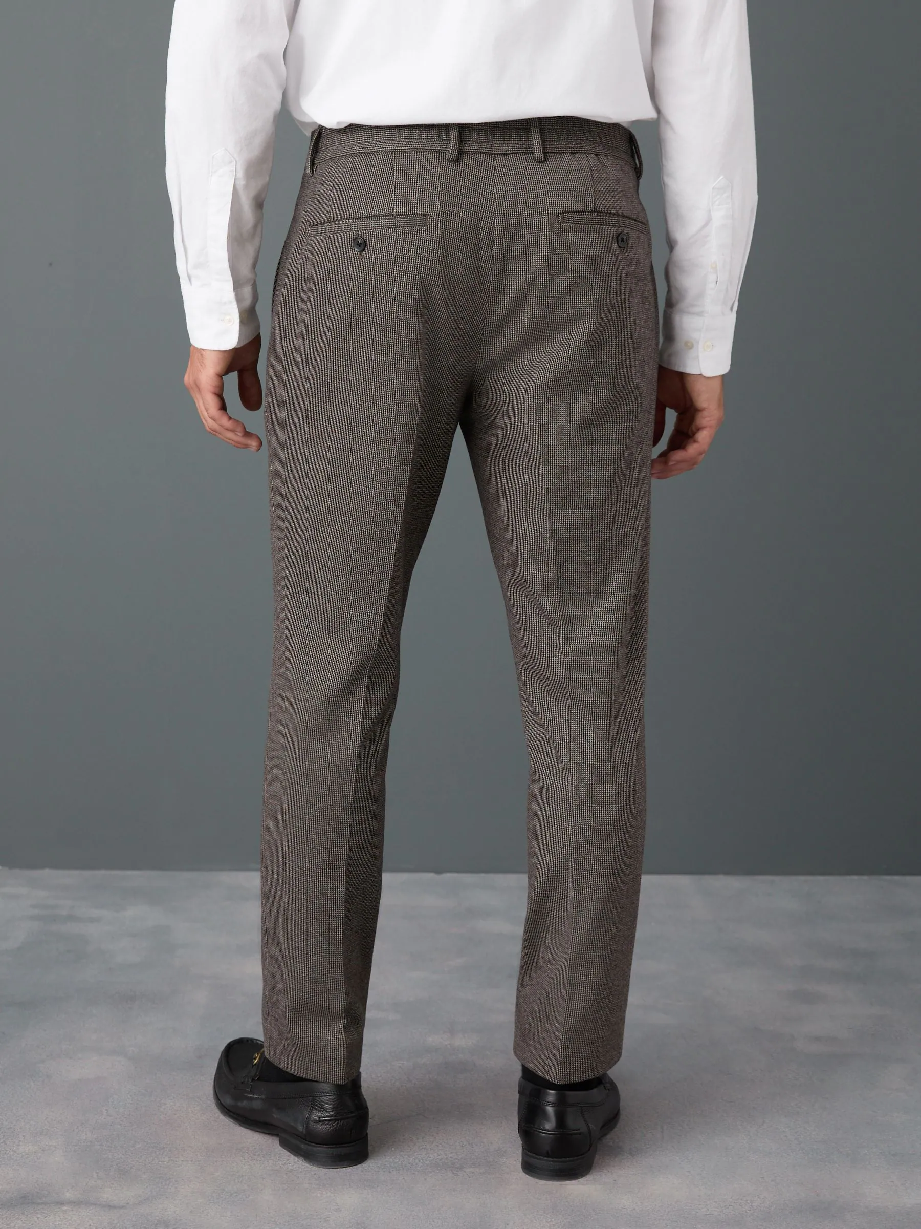 Bruin - Slim fit getextureerde broek met elastische achterkant en stretchy