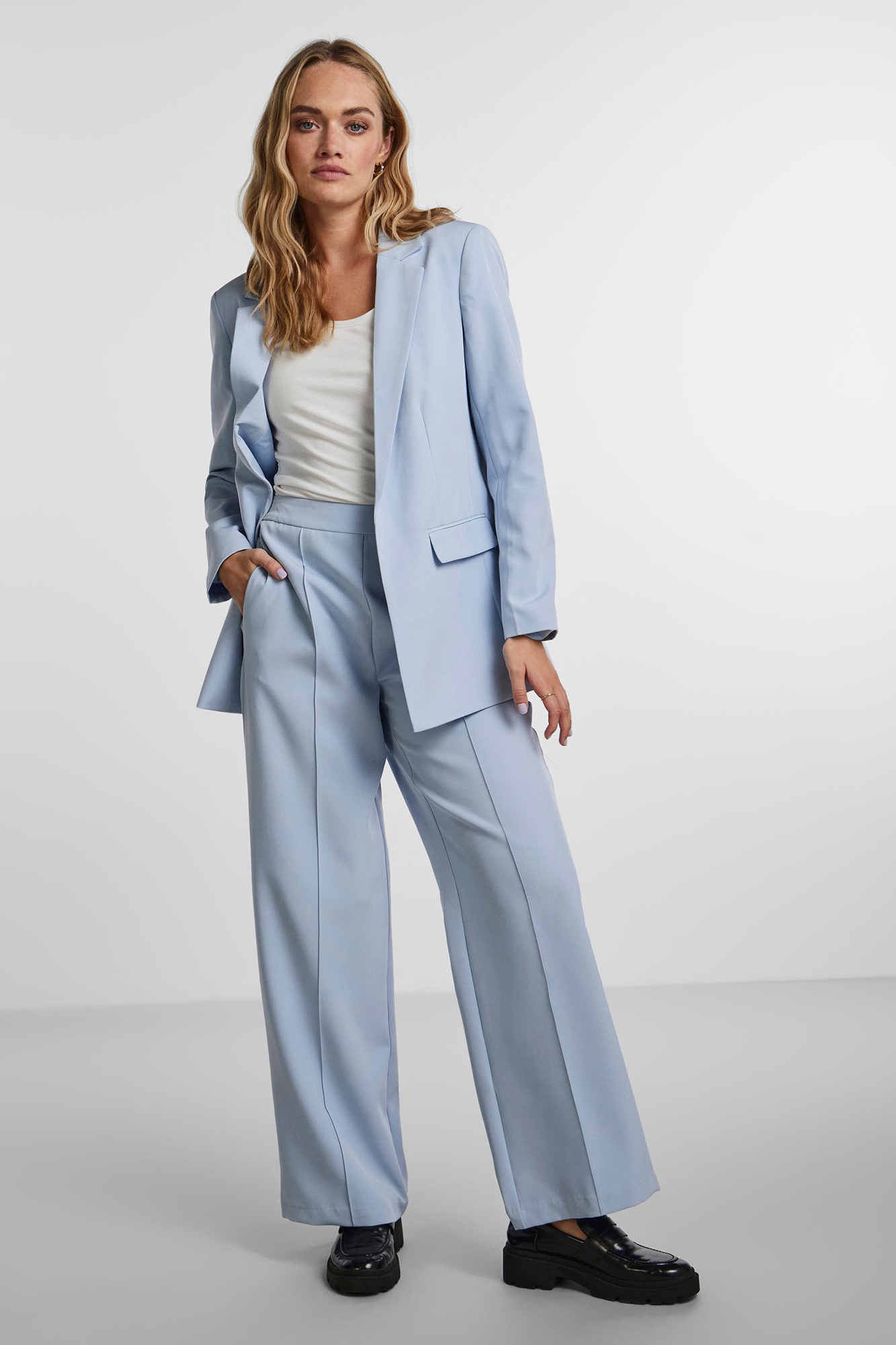 Blazer oversized com mangas compridas, bolsos falsos e lapela no decote.