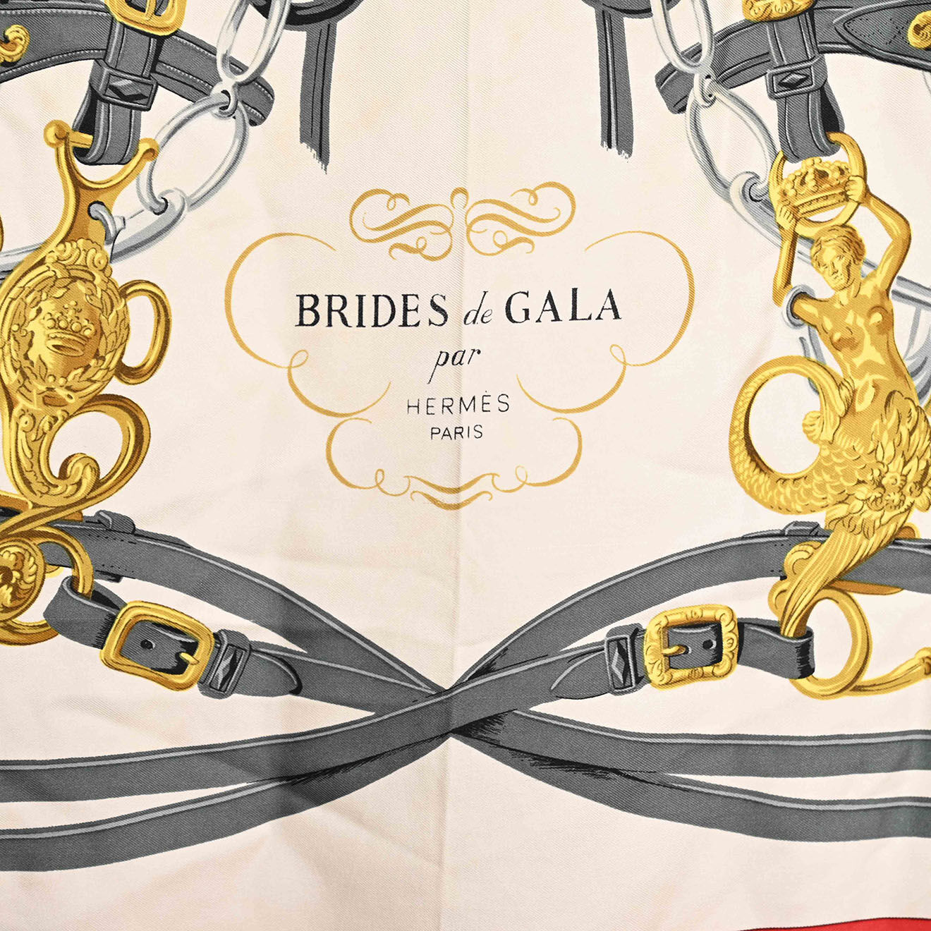 Hermès Carré de Soie Brides de Gala  beige/gris/rouge - Très bon état - 90x90 cm