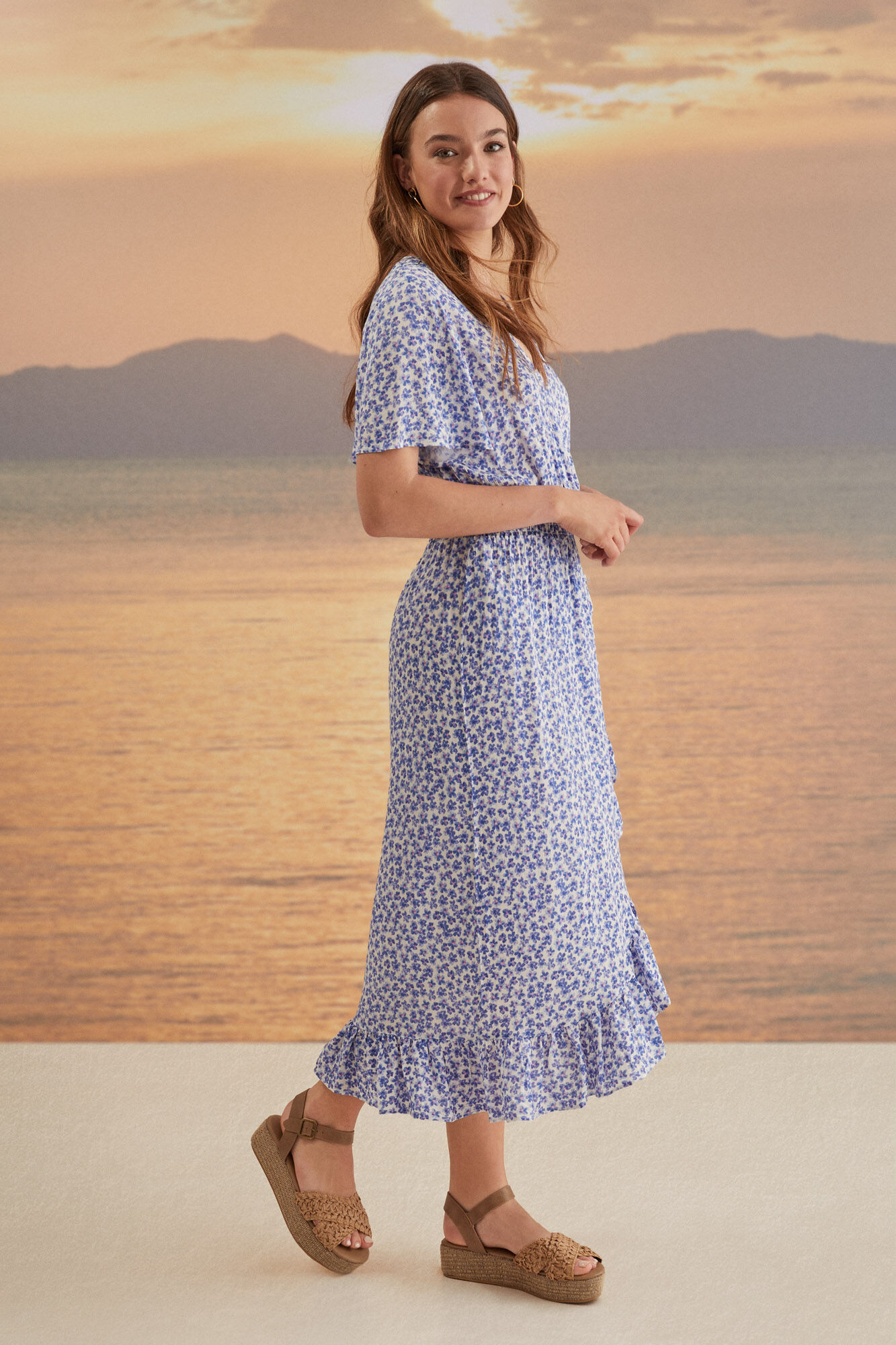 Vestido midi azul com estampa floral e babados - Estampa