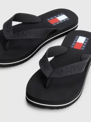 Chinelo com logotipo em relevo