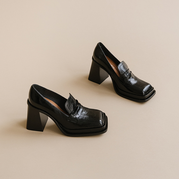 Mocassins à bouts carrés et talons épais...  en cuir brillant noir