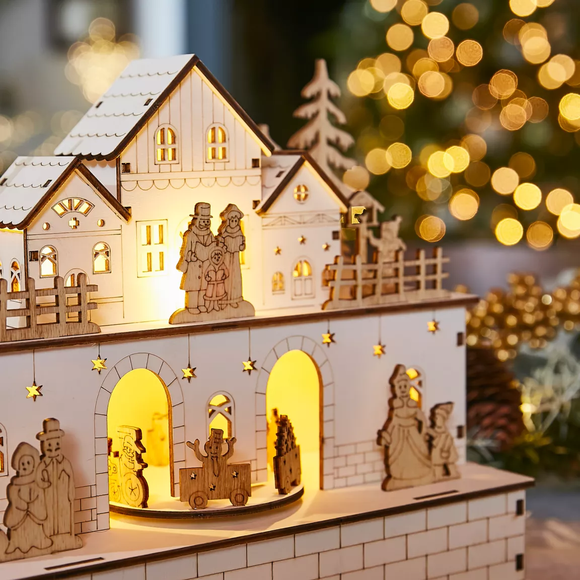 Village de Noël en bois lumineux et musical à piles (21 x H24 cm) Villageois en fête