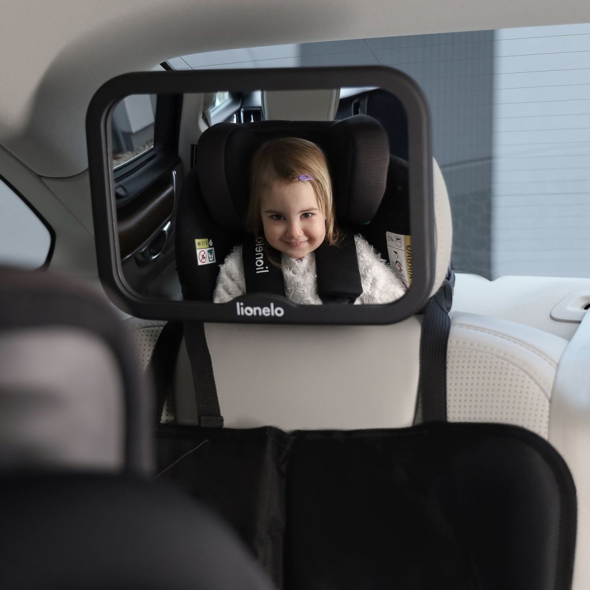 Miroir de surveillance de l'enfant dans la voiture