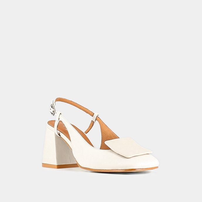 Escarpins slingback à bouts carrés  en vernis plissé écru