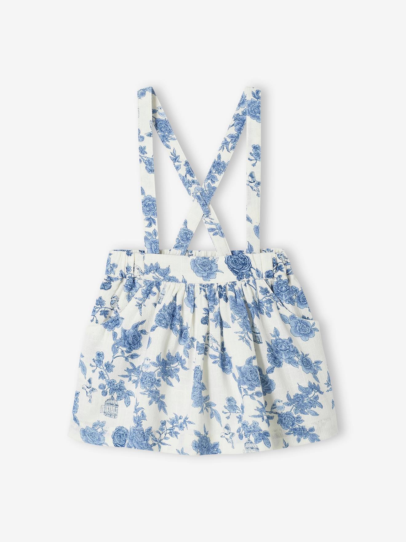 Roupa para festa de bebê: saia e camiseta bege.