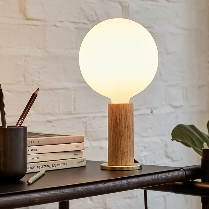Tala - Oak Knuckle Tischleuchte, Eiche / Messing inklusive Sphere IV LED-Leuchtmittel E27 8W, Ø 15 cm, weiss matt
