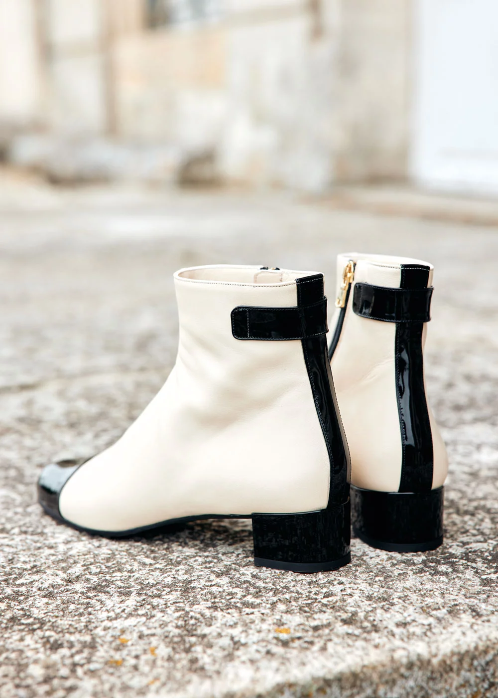 BOOTS JASMIN CUIR ECRU ET POINTE VERNIS NOIRE