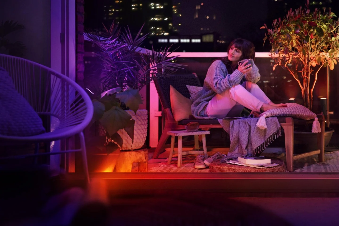 Philips Hue - 2x Lightstrip Outdoor 2 Meter + 1 Bridge 2.1 - Bundle