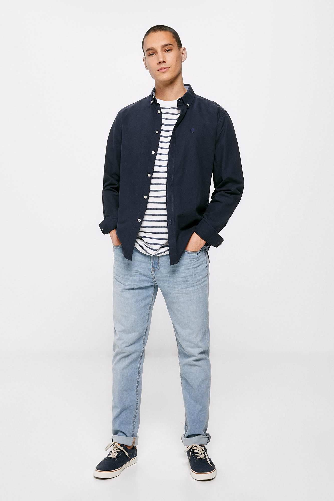 Calça jeans slim ultraleve, lavagem média clara.