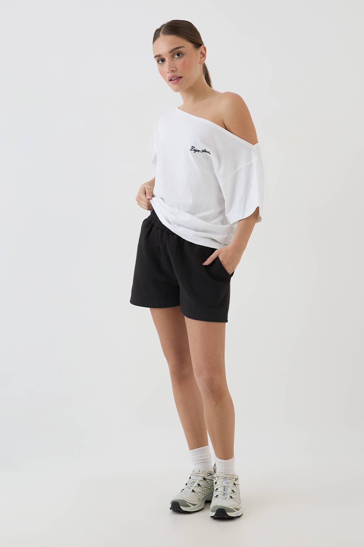 T-shirt Asymétrique Épaule Dénudée Script Dsgn Studio