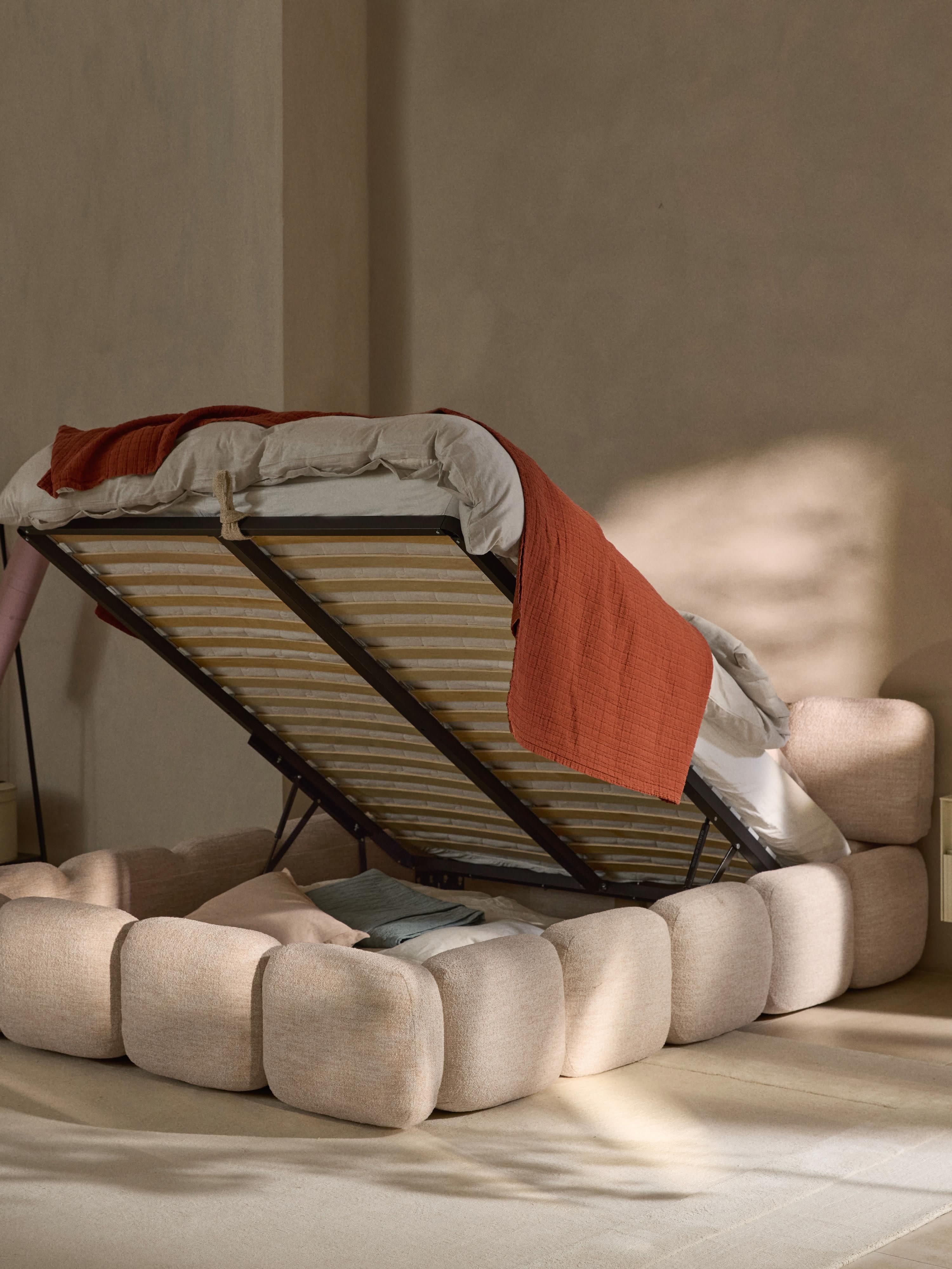 Gestoffeerd bed Tayla van bouclé met opbergruimte