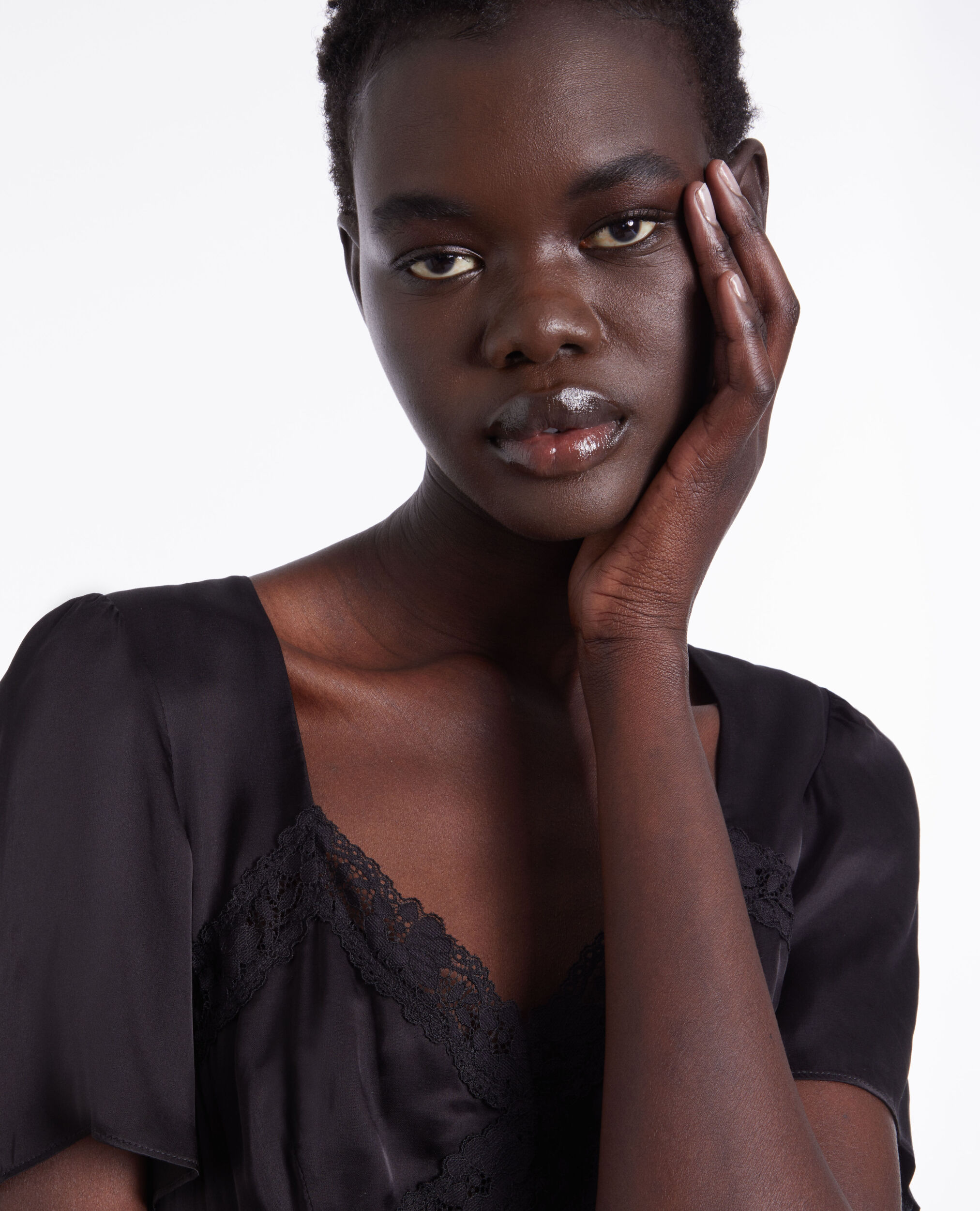 Robe longue noire avec détails en dentelle