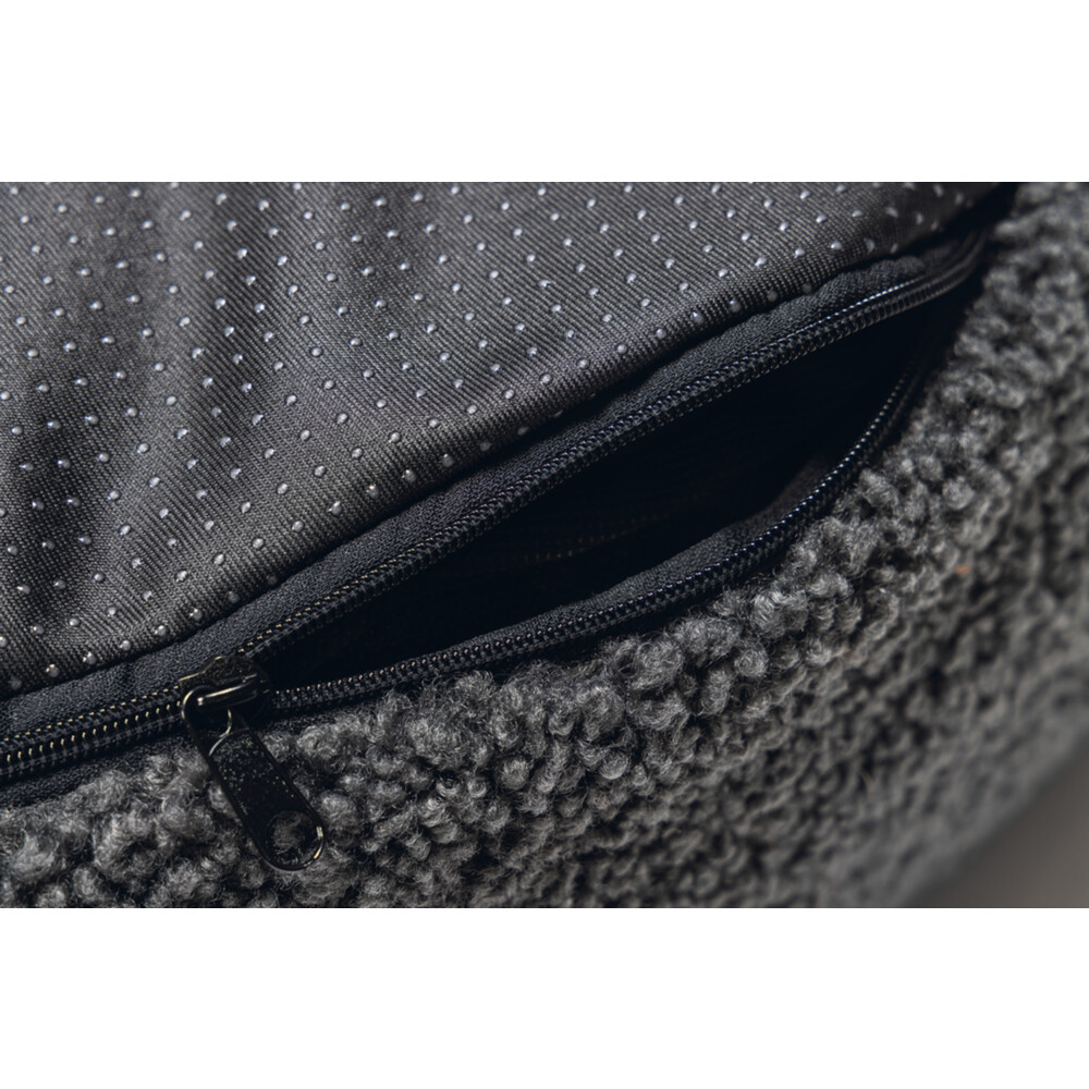 Designed by Lotte Ovaal Ligkussen Yndis Antraciet 100 x 70 x 15 cm