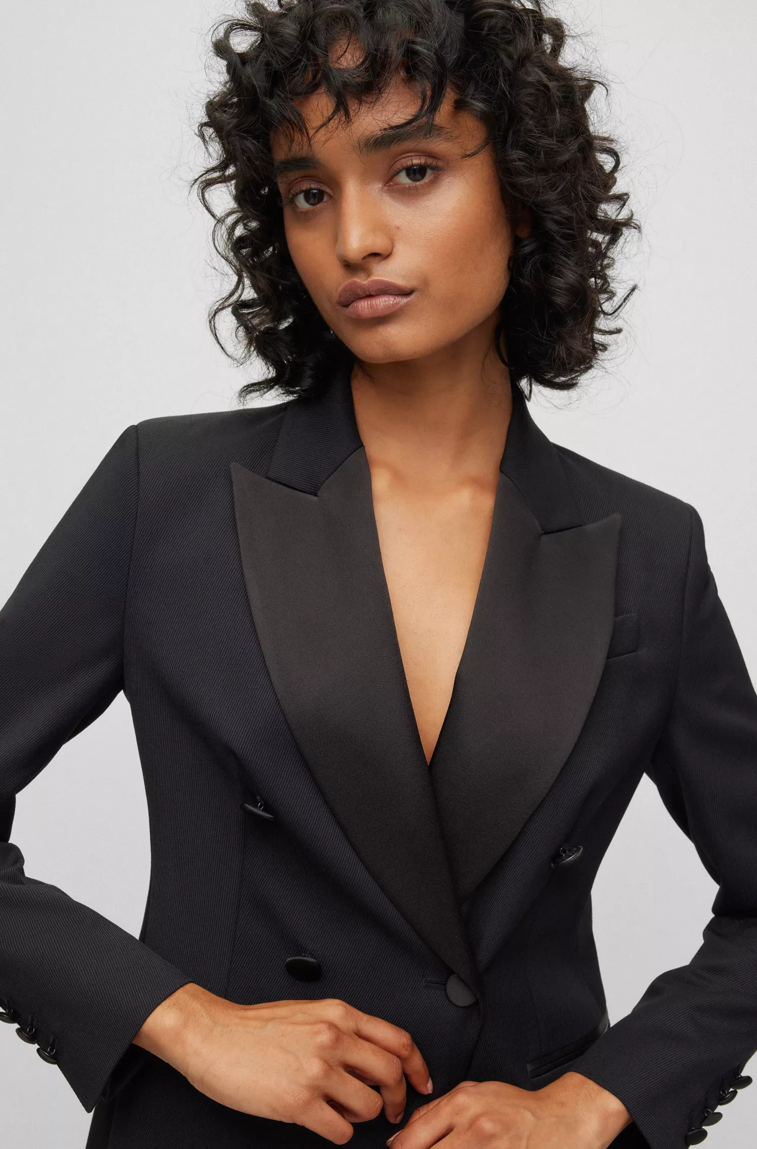 Blazer de smoking BOSS preto, corte slim, em sarja de lã mista.