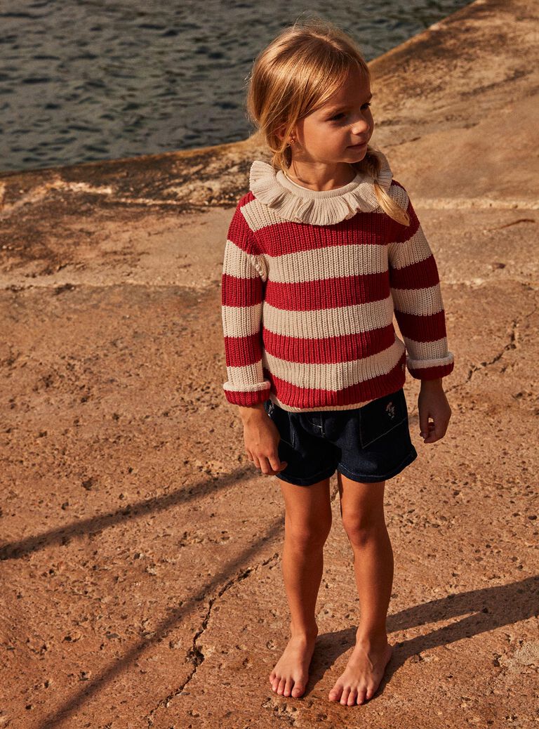 Pull écru à collerette avec rayures rouges