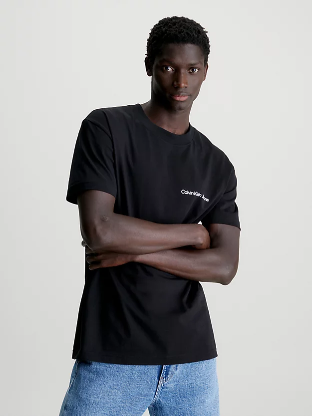 Camiseta de algodão com logo no peito.