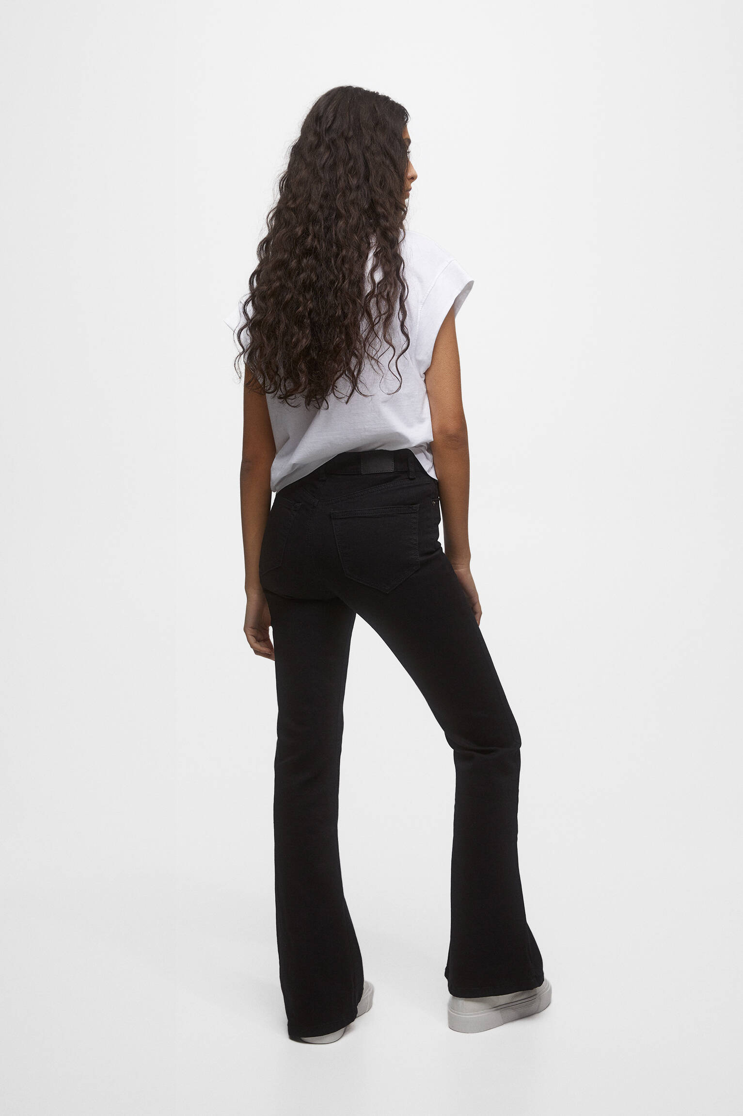 CALÇA JEANS FLARE DE CINTURA ALTA - PRETA