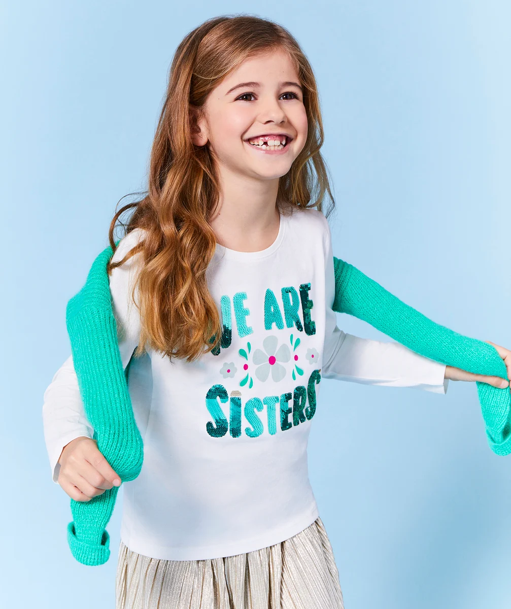 T-SHIRT FILLE EN COTON BIO BLANC AVEC MESSAGE SISTERS EN SEQUINS VERTS