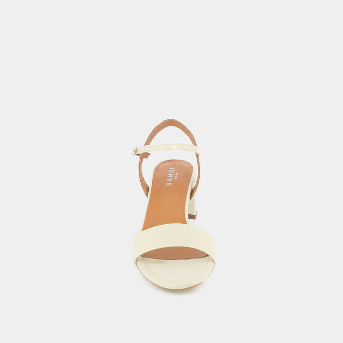 Sandales à talons et bouts ronds  en vernis écru