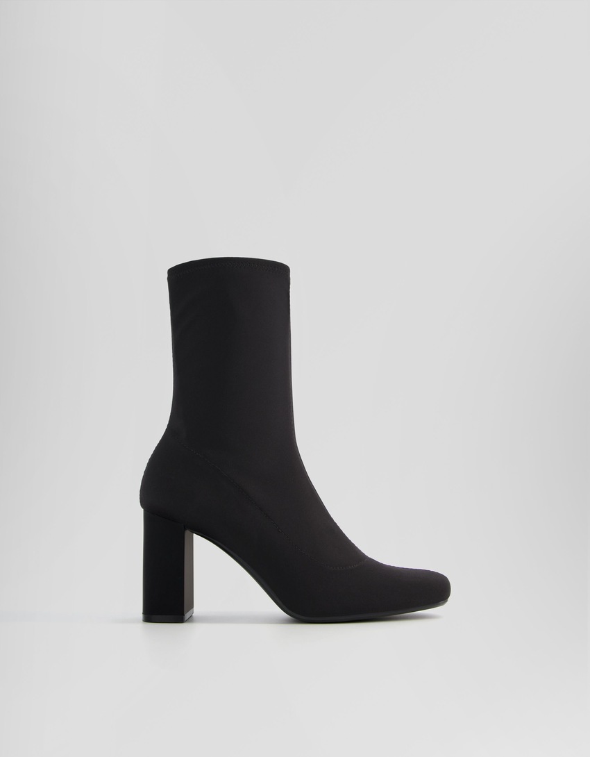 Botas de cano curto com salto médio ajustado