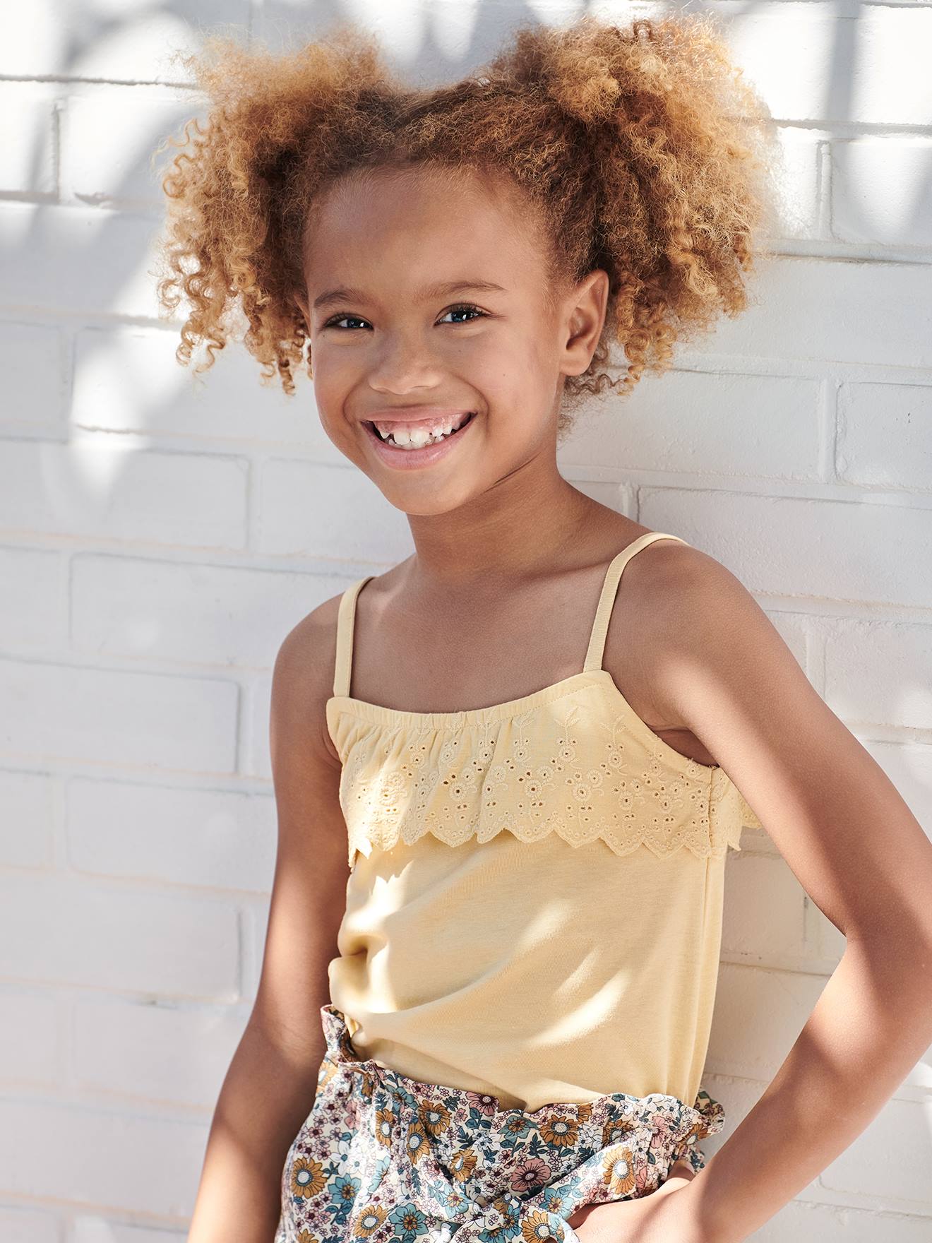 Camiseta sem mangas com babados e bordado inglês, para meninas, amarelo claro.