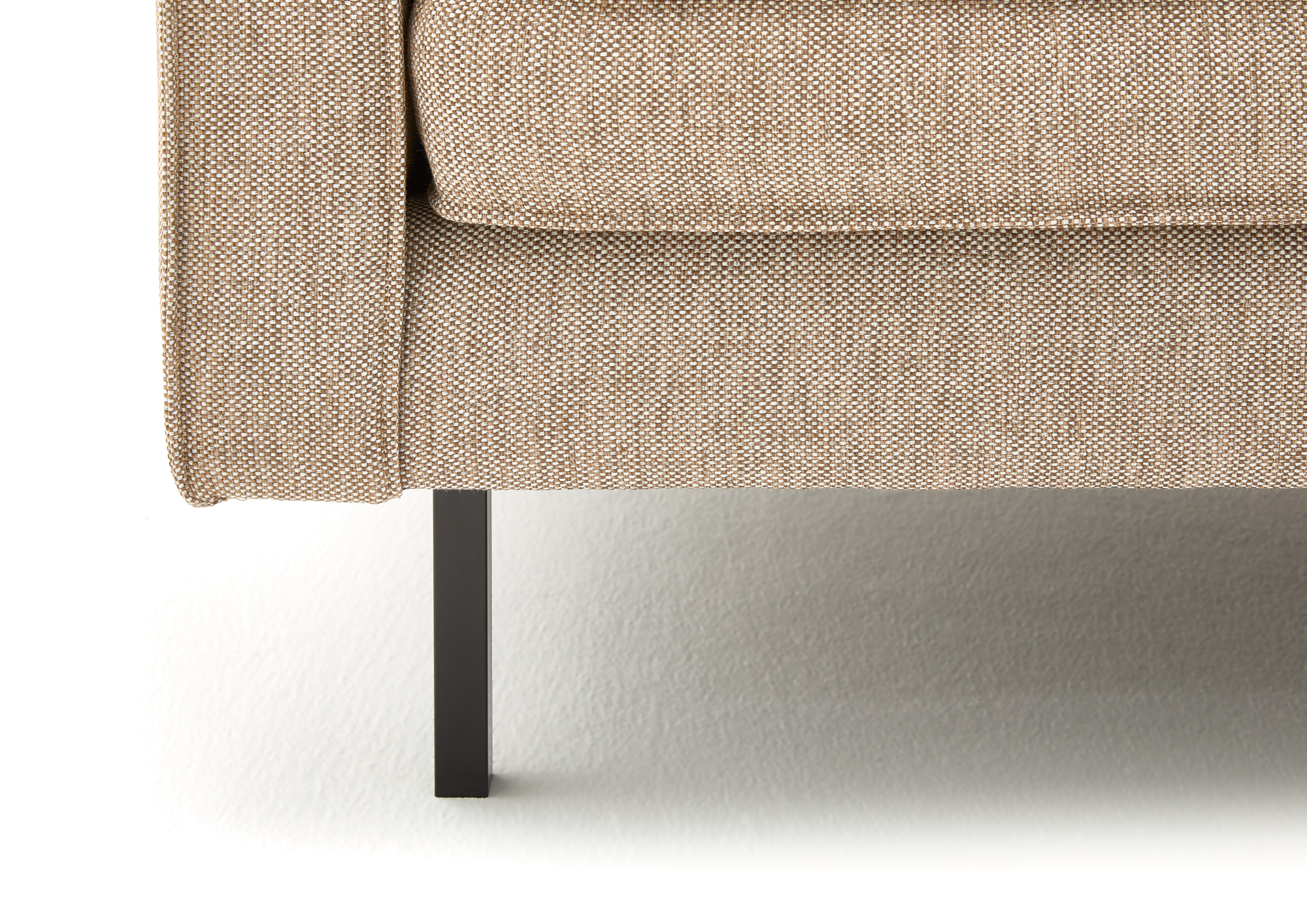 Loods 5 Design hoekbank Slimm Stof Outside links Combi links: 2,5 zits met hocker Links + 3 zits arm rechts | Stof: Solution Lightbrown 115 | Frame: Zwart