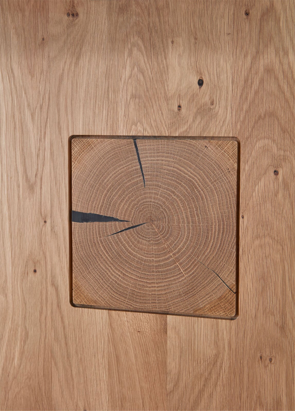 Vitrine Kansas 55x208,6x37,4 cm Alteiche Lamelle massiv geölt - Frontabsetzung Hirnholz