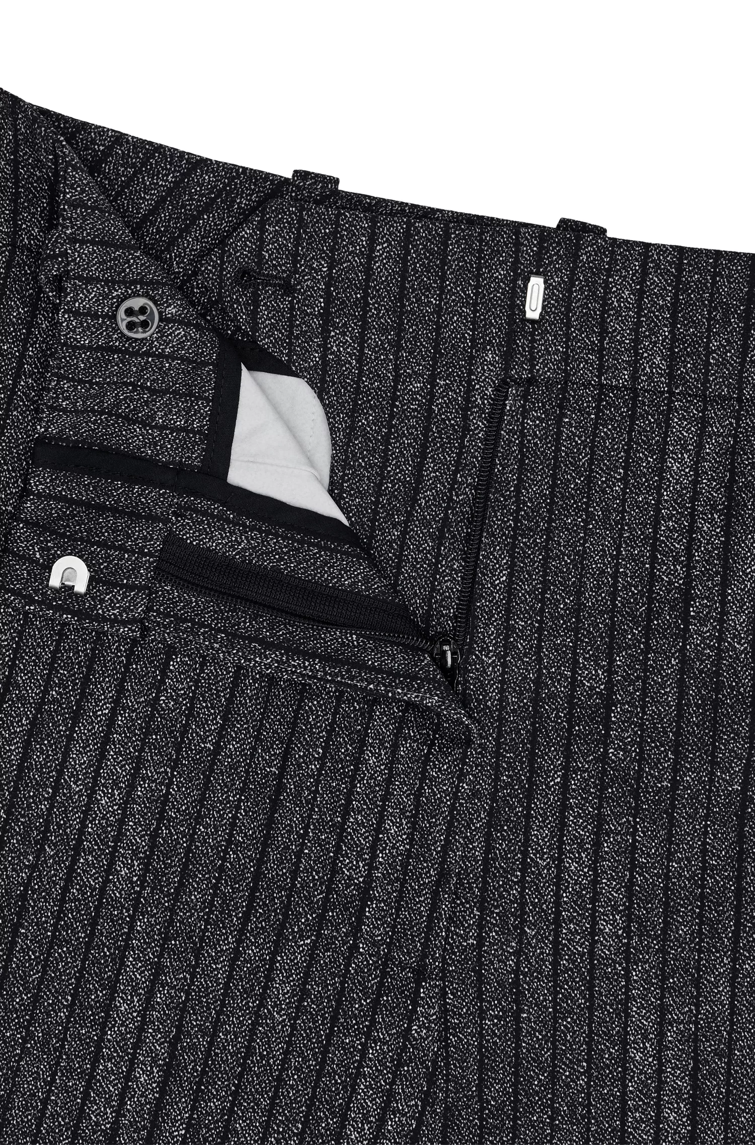 Calça BOSS preta, corte regular, pernas largas, em malha elástica com riscas de giz.