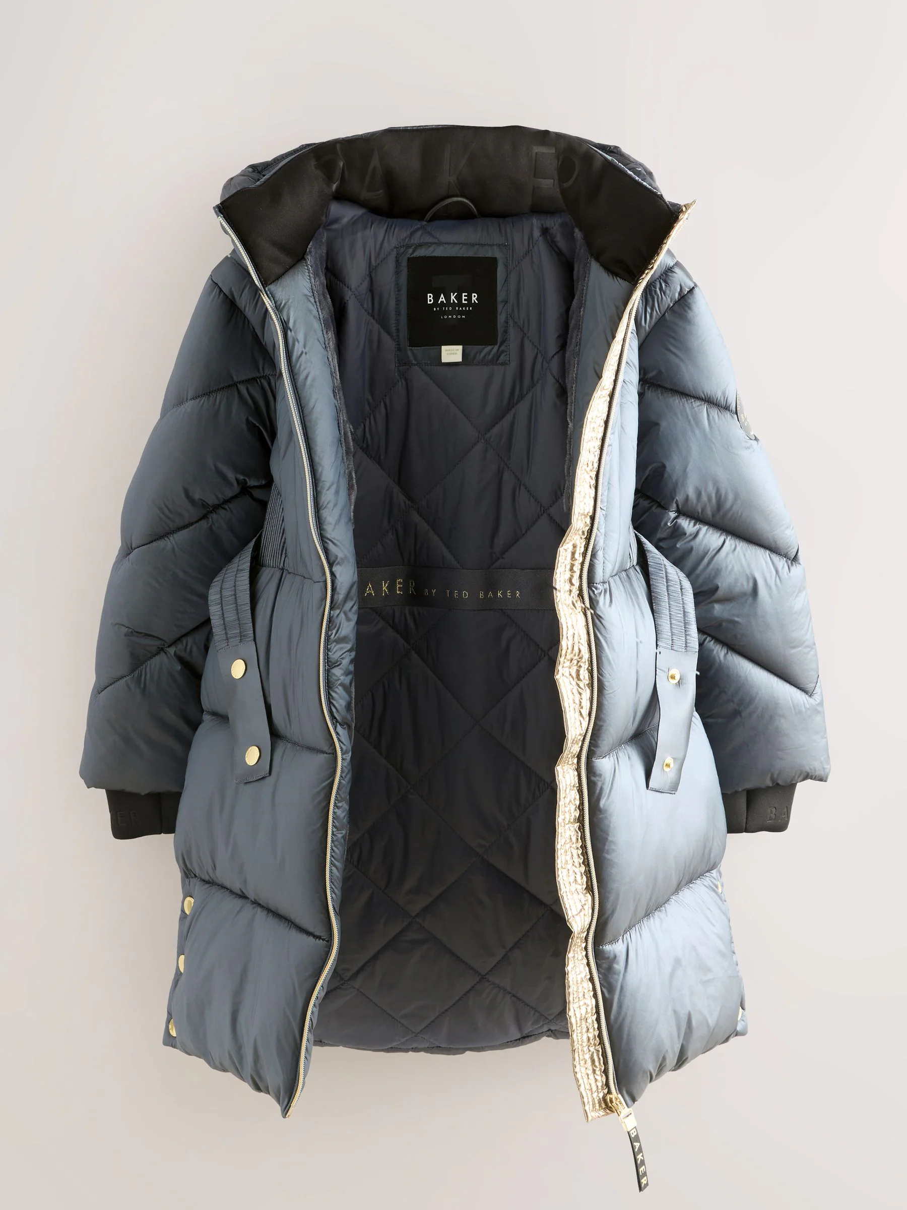 Baker by Ted Baker - Marineblauwe, regenbestendige gewatteerde jas met parels en ceintuur