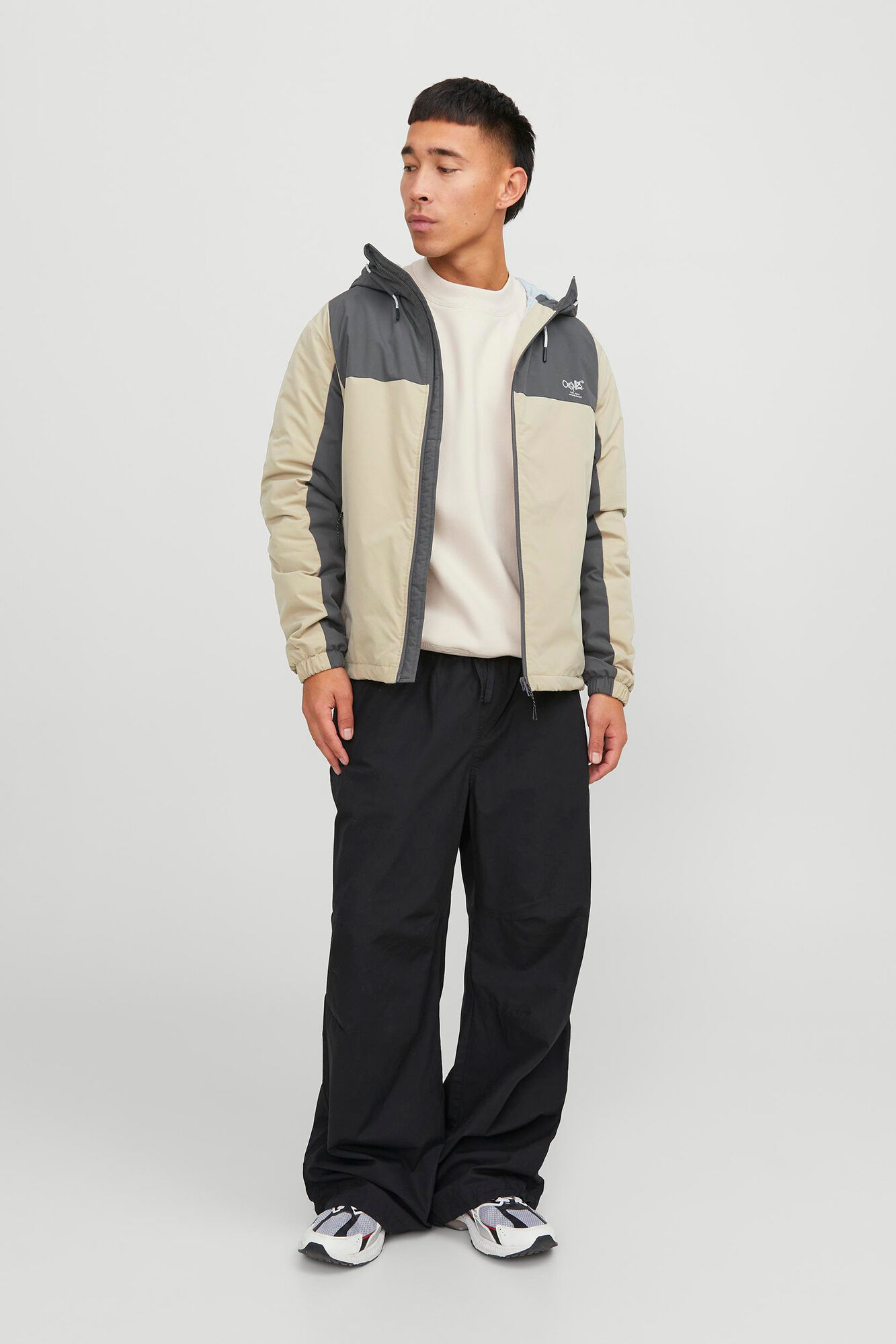 Jaqueta softshell com capuz e blocos de cores